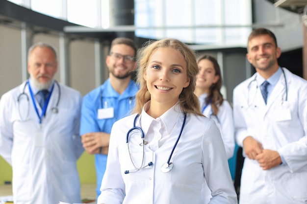 Doctora con grupo de colegas exitosos felices.