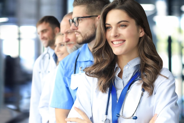 Foto doctora con un grupo de colegas felices y exitosos