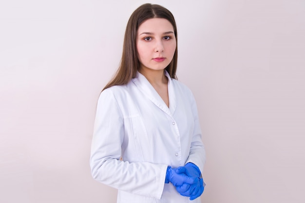 Doctora con guantes de protección.