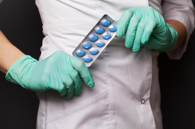 Doctora en guantes tiene pastillas para la salud sexual de los hombres.