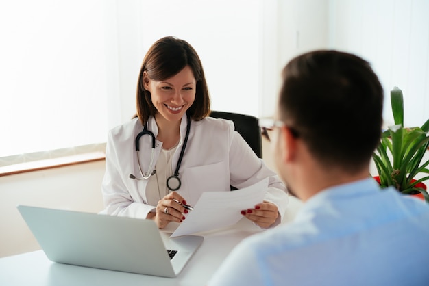 Foto doctora hablando con el paciente