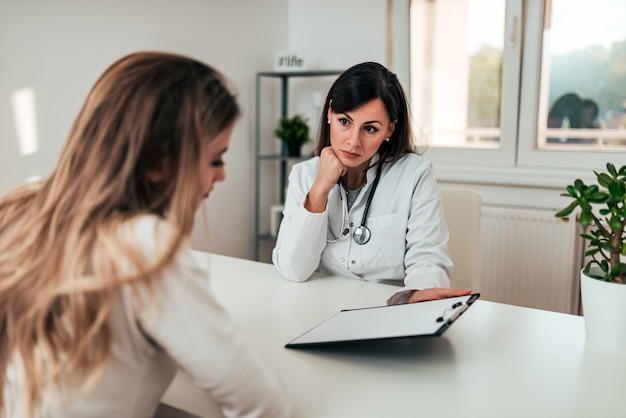 Doctora hablando con su paciente.