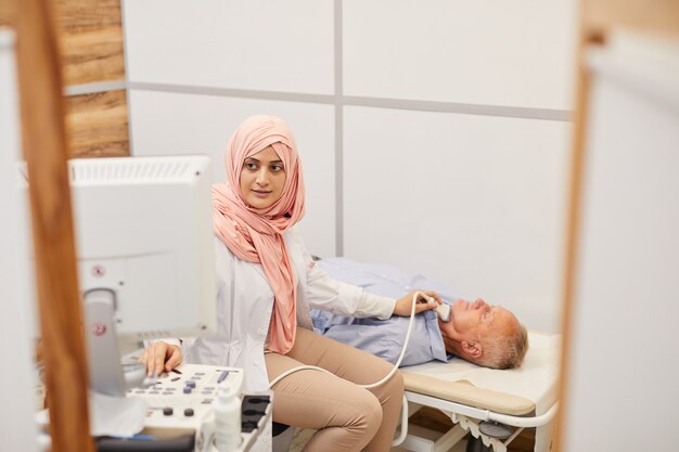 Doctora haciendo ecografía