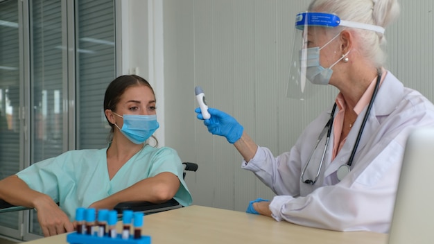 Doctora haciendo examen médico a un paciente