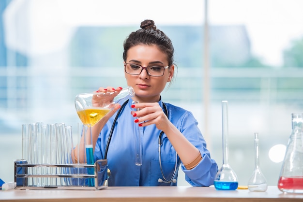 Doctora haciendo pruebas químicas en laboratorio.