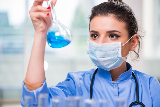 Doctora haciendo pruebas químicas en laboratorio.