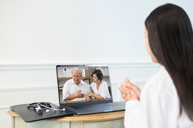 Doctora haciendo videollamadas en la red social con pacientes consultando sobre problemas de salud.