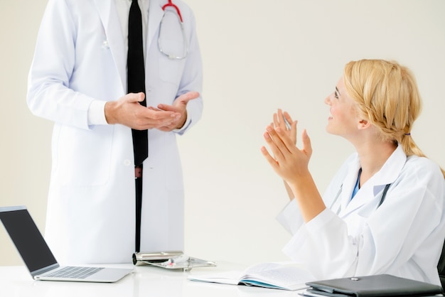 Doctora en el hospital hablando con su compañero.