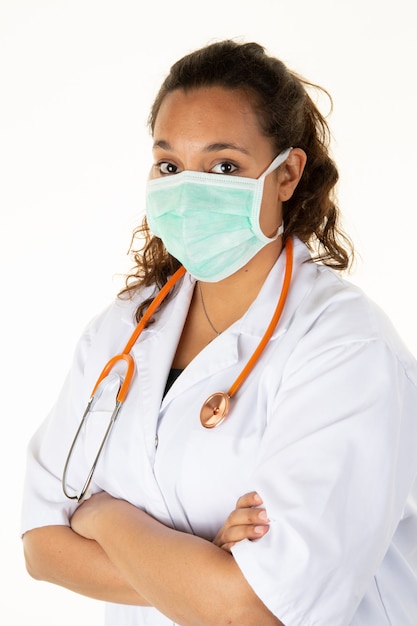 Doctora en el hospital con máscara médica para proteger contra el coronavirus 2019