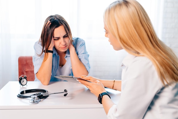 Doctora en el hospital y paciente con dolor de cabeza Migraña