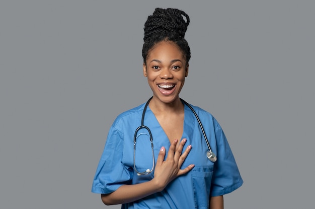 Doctora. Imagen de un joven médico de piel oscura sonriendo amablemente