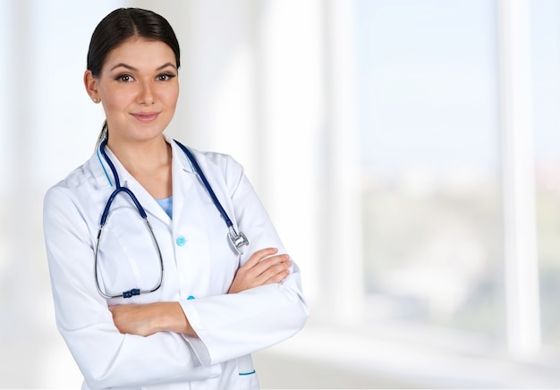 Doctora joven atractiva en el fondo