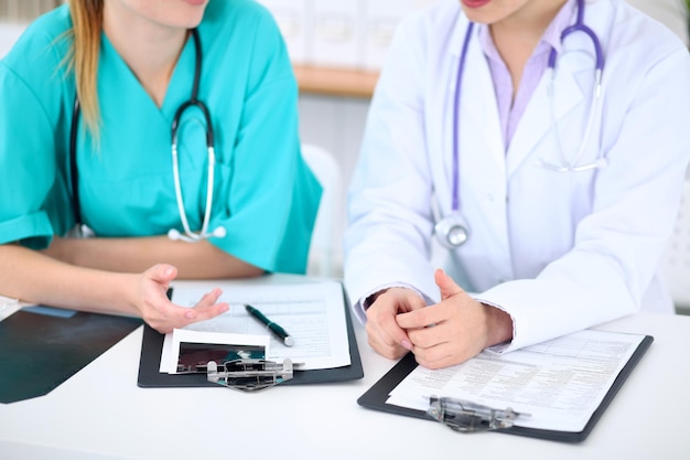 Doctora y joven cirujano pasante en el hospital