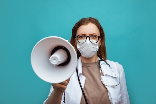 Doctora joven con megáfono en color.