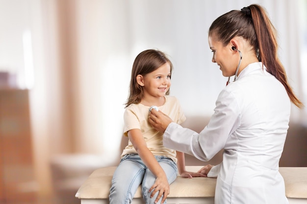 Doctora joven con una niña en un hospital