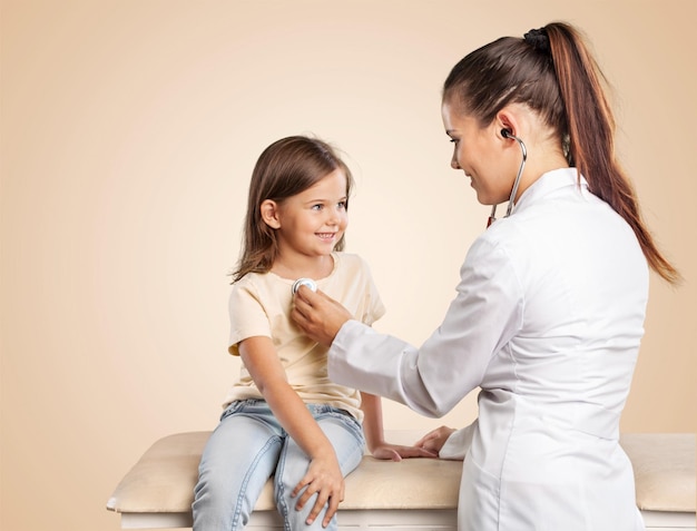 Doctora joven con niña