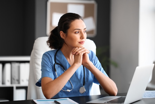 Doctora joven que trabaja en la clínica