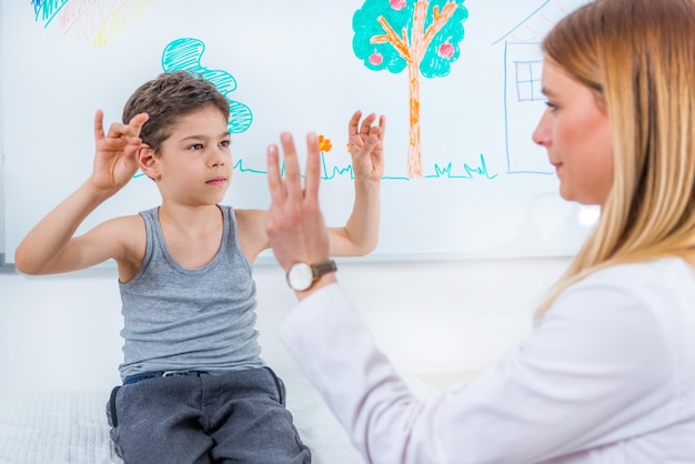 Foto doctora jugando con un niño en la clínica.