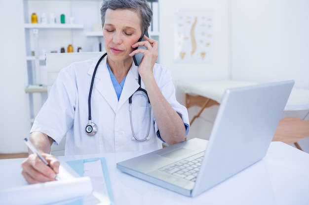 Doctora con una llamada telefónica