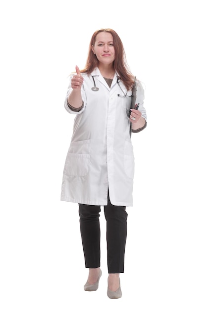 Doctora madura con portapapeles aislado sobre un fondo blanco.