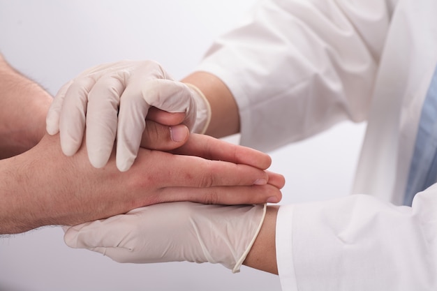 Foto doctora mano de pacientes. brindar compasión en tiempos difíciles