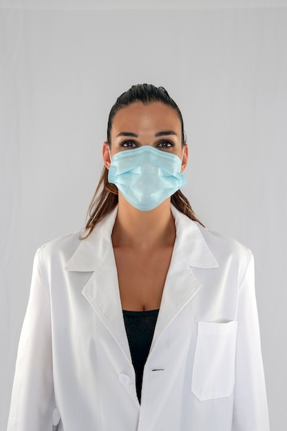 Doctora con máscara de protección contra virus