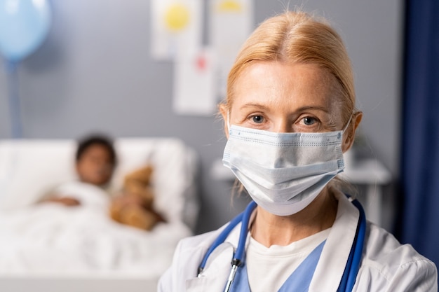 Doctora en máscara trabajando en el hospital