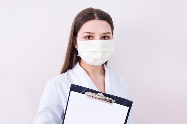 Doctora con mascarilla de protección.