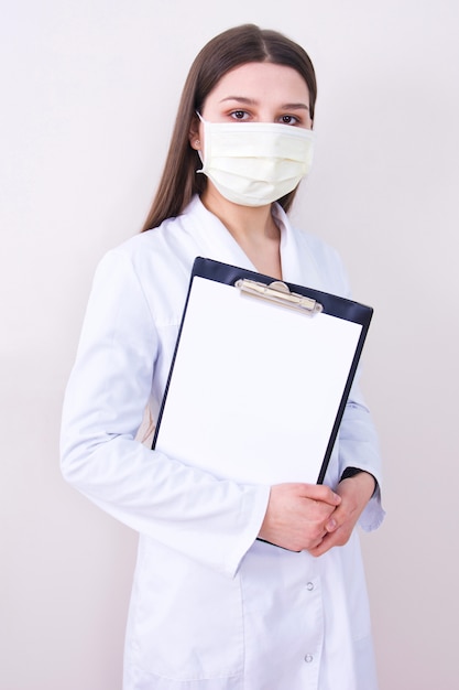 Doctora con mascarilla de protección.