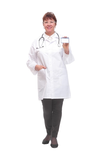Doctora mayor que muestra la tarjeta de visita en un fondo blanco