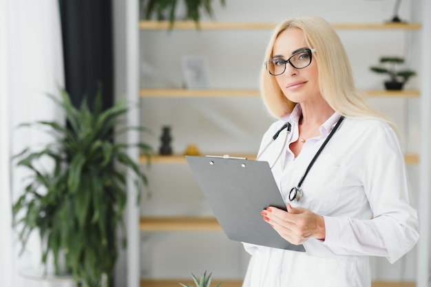 Doctora de mediana edad escribiendo receta