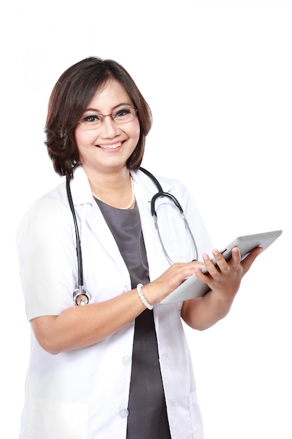 Doctora de mediana edad con tablet PC