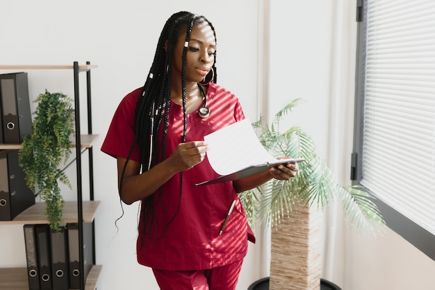 Doctora en medicina afroamericana con un estetoscopio en el hospital