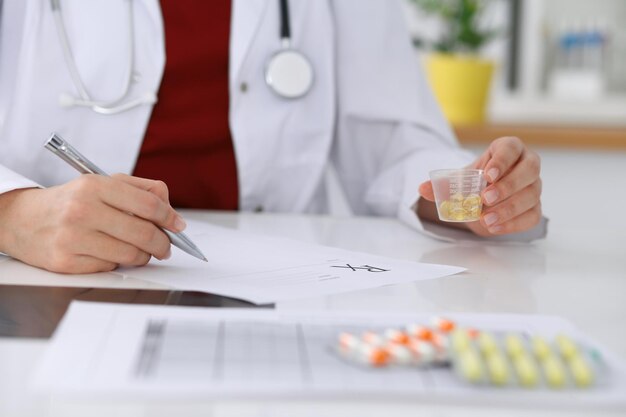 La doctora en medicina llena el formulario de prescripción para el primer plano del paciente. Panacea y salvavidas, prescribir tratamiento, farmacia legal, concepto de anticoncepción