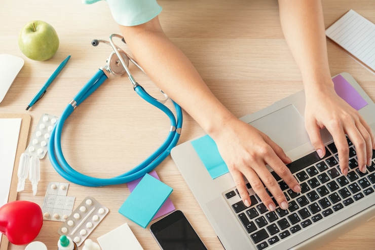Foto doctora en medicina rellenando el formulario médico o prescripción del paciente