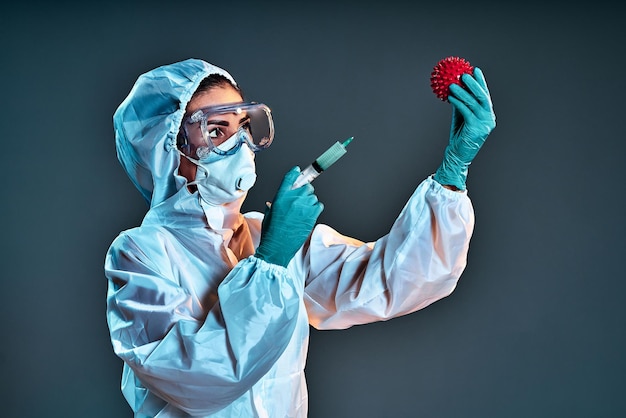 Doctora en medicina con traje protector luchando contra la vacuna Covid19 contra el coronavirus