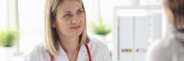 Doctora mostrando d imagen de dientes en la pantalla de la tableta concepto de atención dental