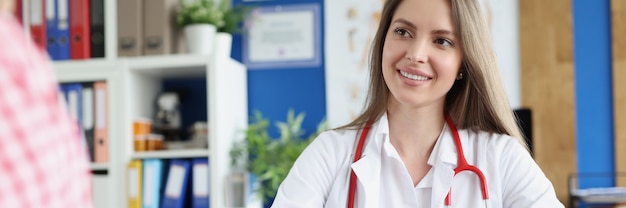 Doctora mostrando información al paciente en tableta digital en clínica