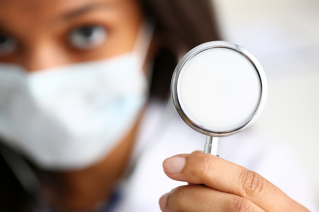 Doctora negra en una mascarilla