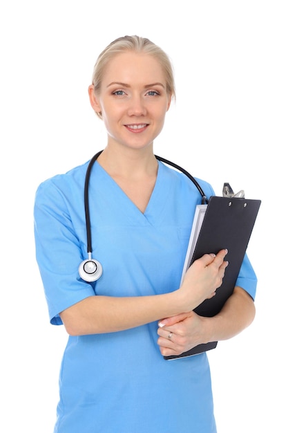 Doctora o enfermera aislada sobre fondo blanco. Alegre y sonriente representante del personal médico. Concepto de medicina.