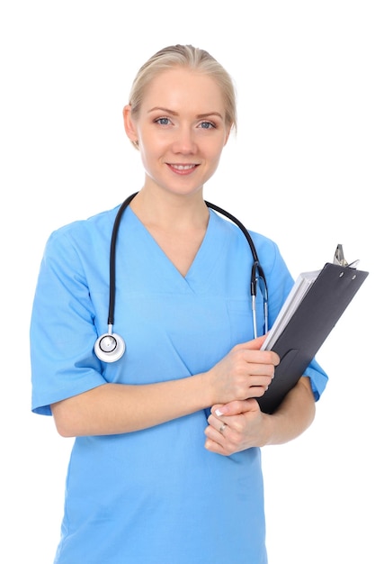 Doctora o enfermera aislada sobre fondo blanco. Alegre y sonriente representante del personal médico. Concepto de medicina.