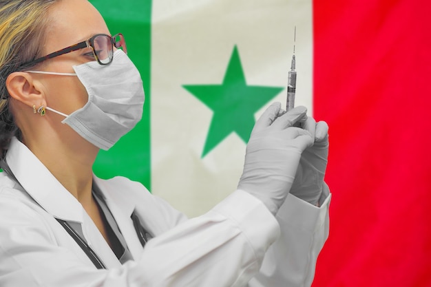Doctora o enfermera en guantes con jeringa para vacunación en el contexto de la bandera de Senegal