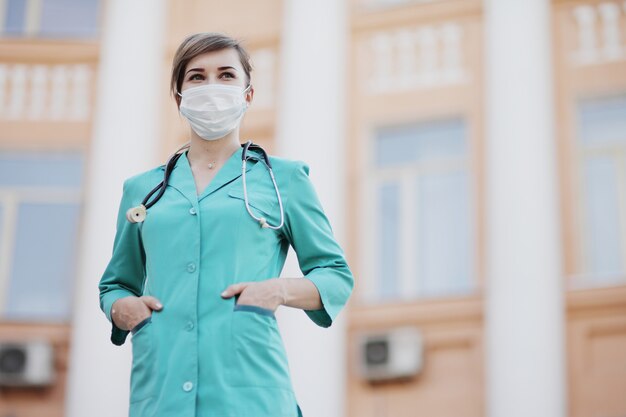 Doctora o enfermera con una mascarilla protectora Covid19 healthcare