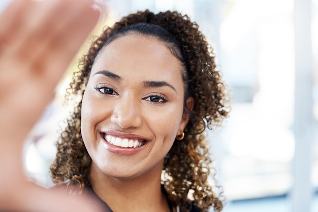 Doctora o selfie de retrato en el punto de vista del hospital sobre nosotros o foto de perfil para ayuda en las redes sociales Zoom sonrisa o enfermera feliz en fotografía para identificación facial identificación de atención médica o confianza en medicamentos