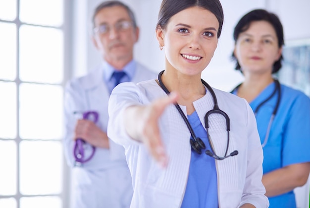 Doctora ofreciendo un apretón de manos en el hospital