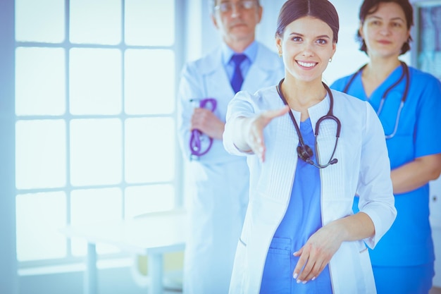 Doctora ofreciendo un apretón de manos en el hospital