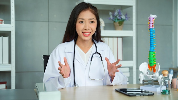 Doctora ortopédica explicando cómo mantener un cuerpo sano a través de un video