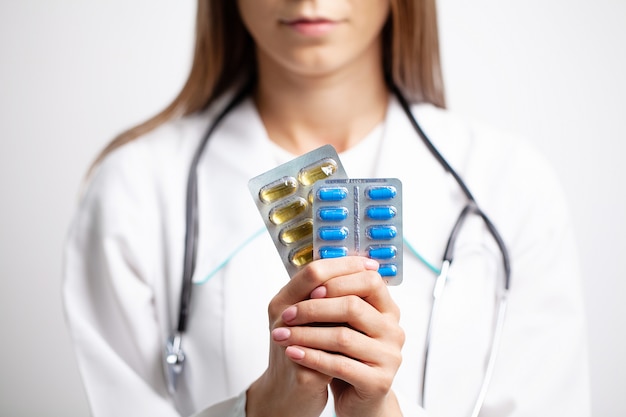 Doctora con pastillas en sus manos