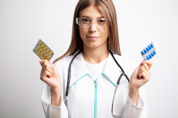 Doctora con pastillas en sus manos