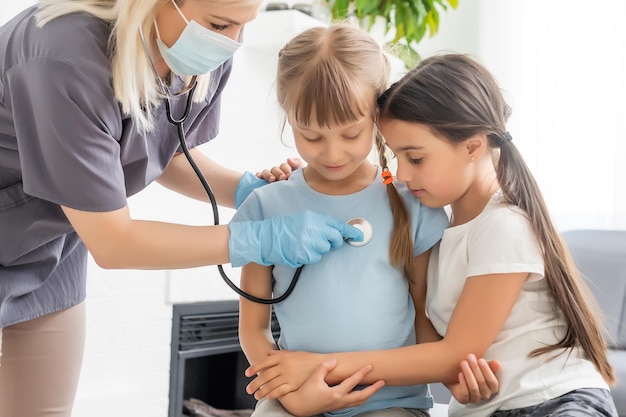 La doctora pediatra se comunica con una niña.